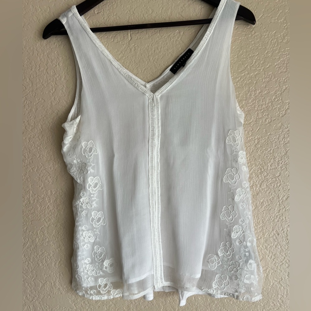 Sanctuary Sleeveless Blouse with Floral Embroidery‎